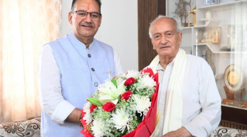 पद्मभूषण सम्मान मिलने पर कैबिनेट मंत्री गणेश जोशी ने भगत सिंह कोश्यारी को दी बधाई